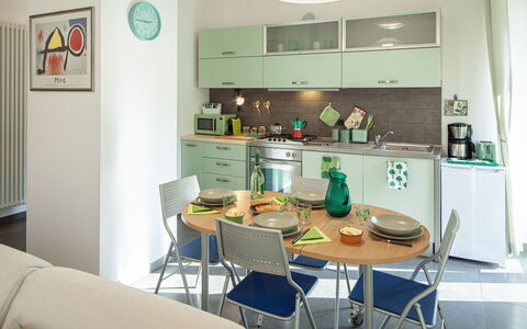 Apartment Serena - Levanto: Ejendom, Møbel, Bord, Stol, Cabinetry, Belysning, Indretning, Hylde, Stueplante, Ejendom