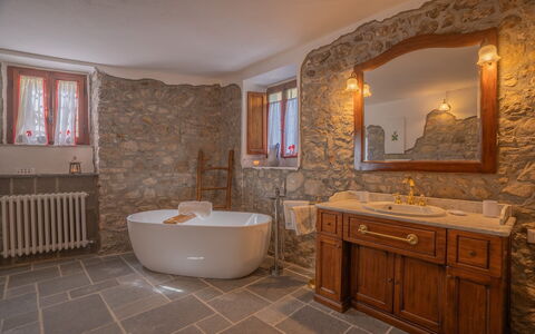 Villa In Garfagnana: Spejl, Badeværelsesskab, Sanitærarmatur, Tap, Ejendom, Bygning, Håndvask, Cabinetry, Badekar, Badeværelse