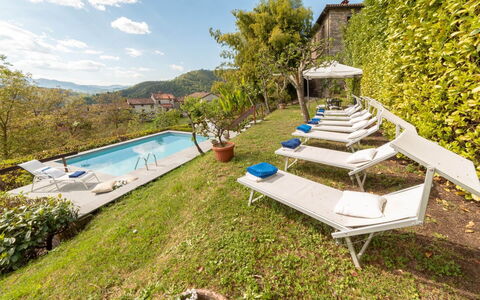 Villa In Garfagnana: Plante, Himmel, Vand, Sky, Svømmepøl, Udendørs Møbler, Naturlige Landskab, Træ, Arkitektur, Fritid
