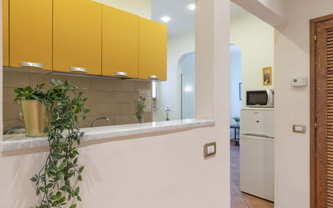 Vintage Apartment in Florence: Cabinetry, Ejendom, Plante, Indretning, Bygning, Etage, Gulvbelægning, Træ, Skuffe