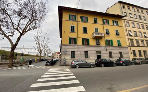 Vintage Apartment in Florence: Himmel, Sky, Bygning, Vindue, Bil, Infrastruktur, Træ, Køretøj, Vejbelægning