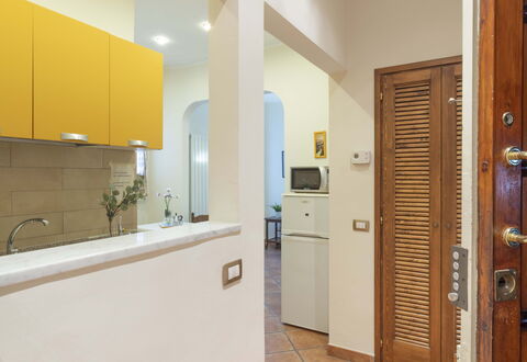 Vintage Apartment in Florence: Cabinetry, Bygning, Tap, Håndvask, Countertop, Dør, Indretning, Hus, Træ
