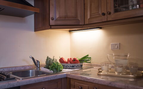 Duomo Suite: Countertop, Cabinetry, Ejendom, Køkkenvask, Mad, Håndvask, Køkken, Komfur, Køkken Apparat, Træ