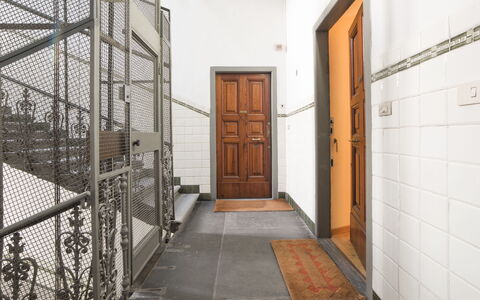 Duomo Suite: Dør, Træ, Bygning, Indretning, Etage, Gulvbelægning, Ejendom, Facade, Loft