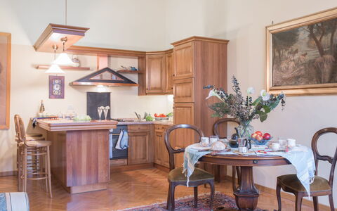Duomo Suite: Møbel, Bord, Cabinetry, Blomst, Stol, Træ, Countertop, Billedramme, Gulvbelægning, Bygning