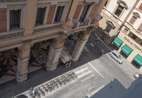 Duomo Suite: Vindue, Bygning, Urban Design, Vejbelægning, Bil, Facade, Milepæl, Vej, City, Køretøj