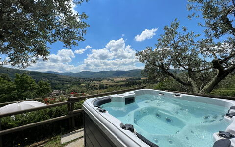 Villa Patrizia: Sky, Vand, Himmel, Vandressourcer, Træ, Svømmepøl, Krop Af Vand, Jacuzzi, Naturlige Landskab, Fritid