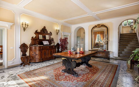 Villa Staggia: Møbel, Indretning, Gulvbelægning, Træ, Etage, Loft, Stue, Belysning, Stol, Værelse