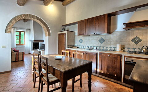 Casale Chieteno: Bord, Møbel, Ejendom, Cabinetry, Countertop, Træ, Indretning, Belysning, Køkken, Etage