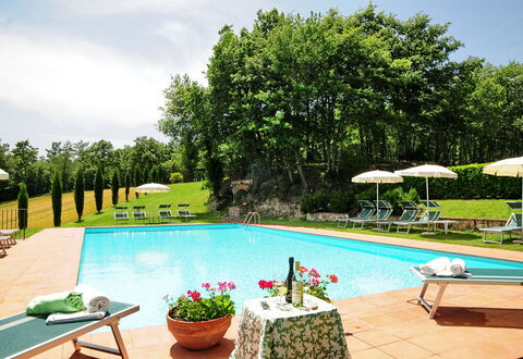 Casale Chieteno: Vand, Plante, Himmel, Træ, Azure, Svømmepøl, Sky, Udendørs Møbler, Blomst, Fritid