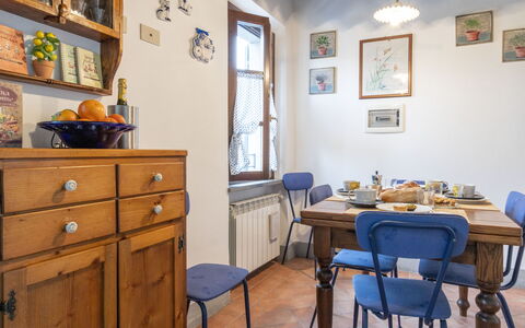 Il Borgo Apartment: Billedramme, Møbel, Bord, Ejendom, Cabinetry, Azure, Blå, Stol, Skuffe, Dresser
