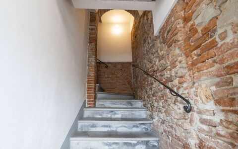 Il Borgo Apartment: Bygning, Trappe, Træ, Indretning, Gulvbelægning, Etage, Hus, Mursten, Loft