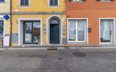 Il Borgo Apartment: Vindue, Dør, Bygning, Vejbelægning, Gul, Asfalt, Facade, City, Gas
