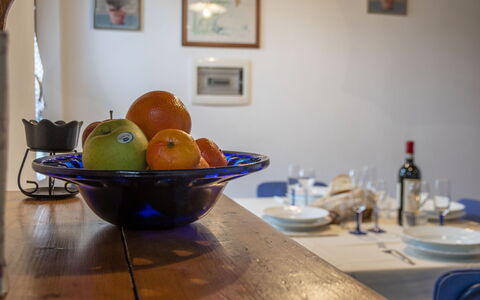 Il Borgo Apartment: Bord, Bordservice, Tallerkner, Billedramme, Mad, Træ, Frugt, Indretning, Plade, Serveware