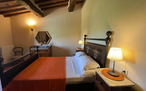 Podere La Sterza: Møbel, Ejendom, Komfort, Træ, Lampe, Belysning, Seng, Bed Frame, Indretning, Etage