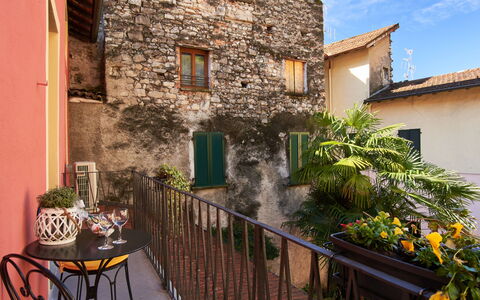 Cris House: Møbel, Ejendom, Cabinetry, Komfort, Bygning, Azure, Træ, Belysning, Lampe, Indretning