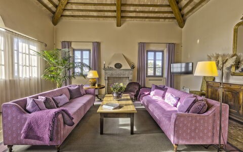Podere D'Asso: Bord, Couch, Plante, Møbel, Ejendom, Vindue, Billedramme, Bygning, Purple, Komfort