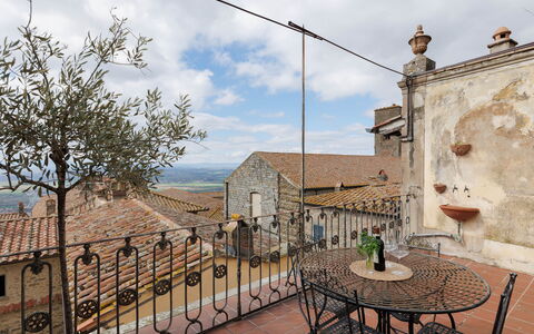 La Terrazza Sulla Valle: Sky, Himmel, Ejendom, Bygning, Bord, Plante, Blomsterkrukke, Vindue, Træ, Hegn