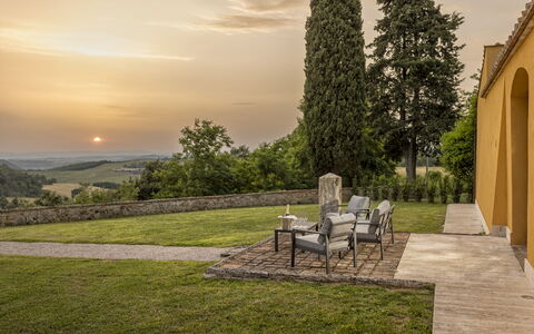 Villa Pianoia: Sky, Plante, Himmel, Møbel, Stol, Land Lot, Sollys, Naturlige Landskab, Træ, Udendørs Møbler