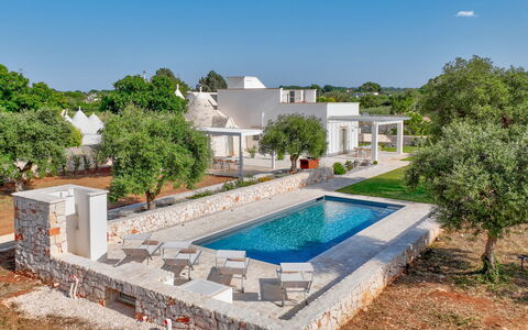 Trullo Under The Apulian Sky: Ejendom, Himmel, Bygning, Plante, Træ, Azure, Vand, Arkitektur, Svømmepøl, Sky