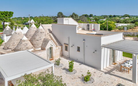 Trullo Under The Apulian Sky: Plante, Himmel, Bygning, Ejendom, Vindue, Træ, Hus, Land Lot, Urban Design