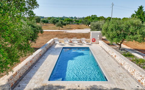 Trullo Under The Apulian Sky: Vand, Plante, Ejendom, Himmel, Svømmepøl, Azure, Rektangel, Træ, Græs, Krop Af Vand
