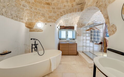 Trullo Under The Apulian Sky: Badekar, Sanitærarmatur, Tap, Spejl, Håndvask, Badeværelse, Træ, Vindue, Indretning, Etage