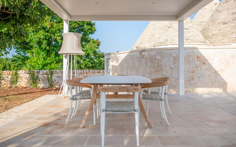 Trullo Under The Apulian Sky: Bord, Plante, Møbel, Stol, Træ, Udendørs Bord, Indretning, Udendørs Møbler, Skygge, Træ