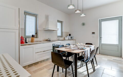 Trullo Under The Apulian Sky: Møbel, Bord, Cabinetry, Countertop, Vindue, Stol, Træ, Indretning, Køkken, Arkitektur
