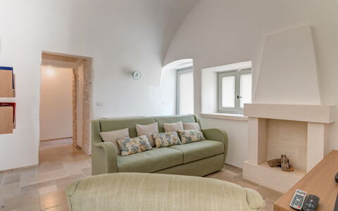 Trullo Under The Apulian Sky: Ejendom, Couch, Billedramme, Komfort, Træ, Indretning, Etage, Gulvbelægning, Stue