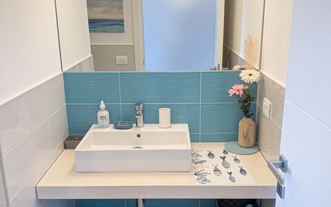 Appartamento La Castellana: Spejl, Tap, Håndvask, Sanitærarmatur, Badeværelsesvask, Bygning, Badeværelse, Indretning, Træ, Gulvbelægning