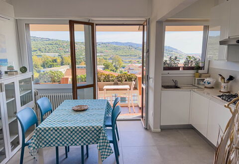 Appartamento La Castellana: Møbel, Ejendom, Stol, Bord, Cabinetry, Azure, Countertop, Indretning, Skygge, Træ