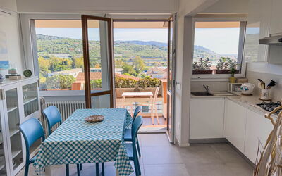 Appartamento La Castellana: Møbel, Ejendom, Stol, Bord, Cabinetry, Azure, Countertop, Indretning, Skygge, Træ