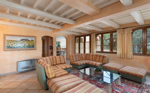 Villa Morellino: Bord, Couch, Ejendom, Møbel, Vindue, Træ, Billedramme, Stue, Indretning, Plante