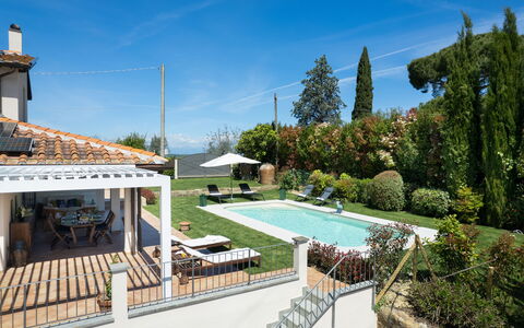 Villa Di Pillo: Himmel, Plante, Sky, Svømmepøl, Vand, Træ, Udendørs Møbler, Skygge, Eco Hotel, Paraply