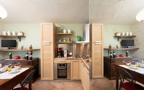 Villa Di Pillo: Møbel, Bord, Cabinetry, Hylde, Træ, Countertop, Reoler, Køkken, Bygning, Etage