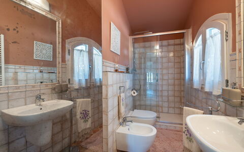 Villa Di Pillo: Brun, Spejl, Tap, Sanitærarmatur, Håndvask, Ejendom, Badeværelsesvask, Badeværelse, Purple