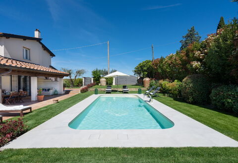 Villa Di Pillo: Plante, Himmel, Vand, Ejendom, Træ, Fritid, Sky, Svømmepøl, Græs, Boligområde