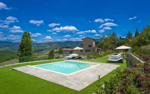 La Torre Di Panzano: Himmel, Sky, Plante, Ejendom, Bygning, Azure, Land Lot, Træ, Naturlige Landskab, Græs