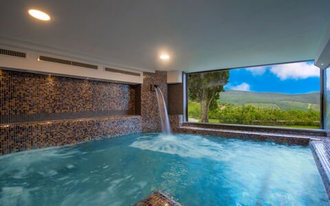 La Torre Di Panzano: Vand, Ejendom, Plante, Himmel, Svømmepøl, Azure, Bygning, Vindue, Indretning, Rektangel