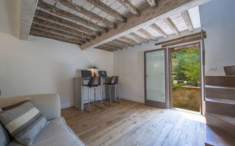 La Torre Di Panzano: Ejendom, Bygning, Træ, Komfort, Indretning, Arkitektur, Gulvbelægning, Etage, Stue, Bejdse