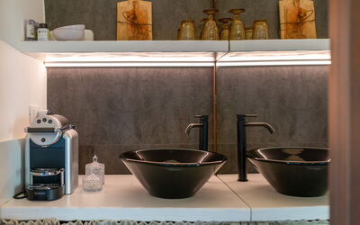 La Torre - Arya Nobile Dimora: Drinkware, Indretning, Træ, Serveware, Bordservice, Reoler, Hylde, Væg, Tallerkner, Køkken