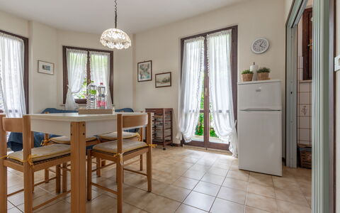 Conero Garden Apartment: Ejendom, Vindue, Træ, Bord, Belysning, Gardin, Indretning, Dør, Gulvbelægning