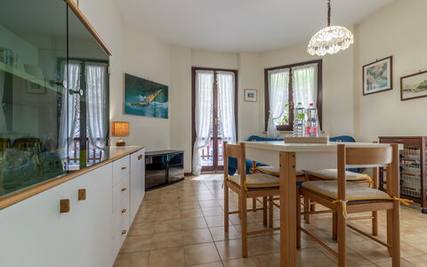 Conero Garden Apartment: Møbel, Ejendom, Cabinetry, Billedramme, Bord, Vindue, Stol, Træ, Indretning