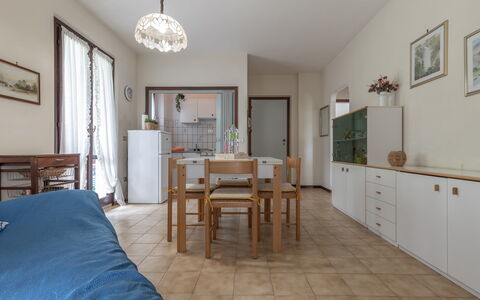 Conero Garden Apartment: Bord, Billedramme, Møbel, Dør, Cabinetry, Stol, Træ, Bygning, Skuffe, Gulvbelægning