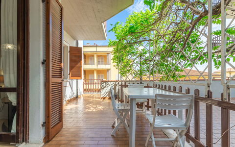 Conero Garden Apartment: Plante, Træ, Stol, Bygning, Etage, Gulvbelægning, Fritid, Hårdttræ, Træ, Veranda