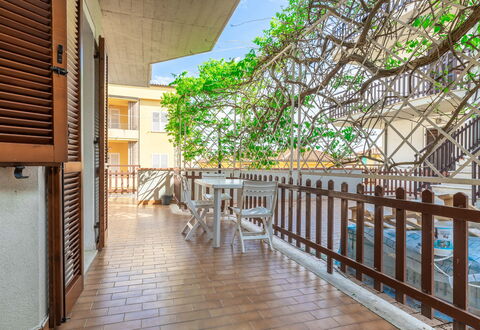 Conero Garden Apartment: Ejendom, Træ, Plante, Etage, Ejendom, Bygning, Træ, Hårdttræ, Gulvbelægning, Skygge