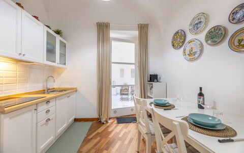 Corte Tiso: Møbel, Cabinetry, Håndvask, Bord, Countertop, Bygning, Vindue, Træ, Indretning, Køkkenvask