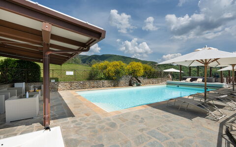 Villa Castelluccio - Arezzo, Toscana: Vand, Sky, Himmel, Svømmepøl, Plante, Udendørs Møbler, Skygge, Liggestol, Fritid, Træ