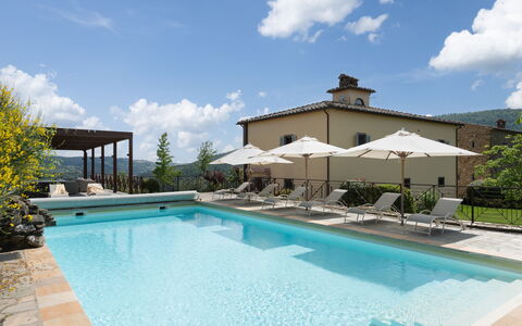 Villa Castelluccio - Arezzo, Toscana: Himmel, Vand, Sky, Plante, Svømmepøl, Azure, Skygge, Træ, Fritid, Udendørs Møbler